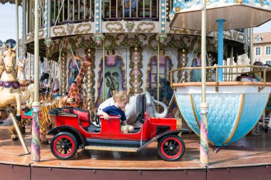 Kırmızı araba, sevimli küçük kız ile Caroussel liman Honfleur