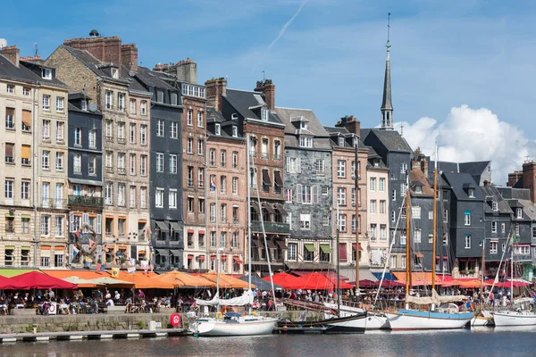 Zeilboten in oude middeleeuwse haven Honfleur, Frankrijk — Stockfoto