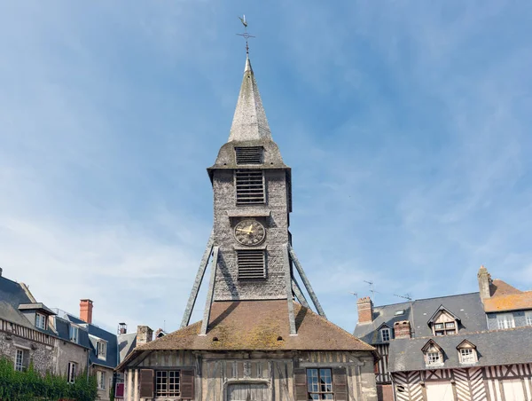 Torre del reloj en la iglesia de Saint Catherines en Honfleur, Francia — Foto de Stock