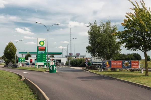 Čerpací stanice Bp na francouzský zpoplatněné silnici do Normandie — Stock fotografie