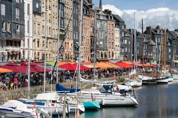 Porto cidade histórica Honfleur com veleiros e restaurantes ancorados — Fotografia de Stock