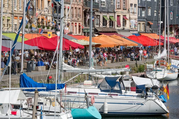 Puerto histórico Honfleur ciudad con barcos de vela amarrados y restaurantes —  Fotos de Stock
