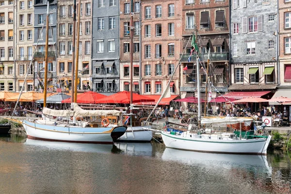 Harbor historiska staden Honfleur med förtöjda segelfartyg och restauranger — Stockfoto