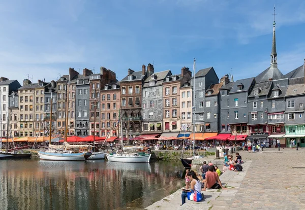 Port miasta Honfleur z zacumowane statki i relaksujące osób — Zdjęcie stockowe