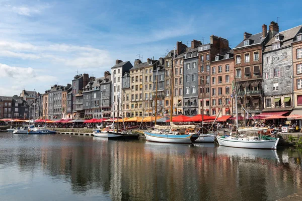 Port ville historique Honfleur avec des voiliers amarrés et des restaurants — Photo