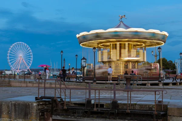 Carrossel e roda gigante no porto de Honfleur — Fotografia de Stock