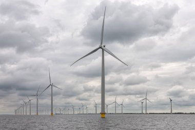 Bulutlu gökyüzü ile Hollandalı kıyısından offshore windfarm