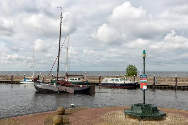 Harbor Urk with historic wooden fishing ship sailing to sea — Stock Photo, Image