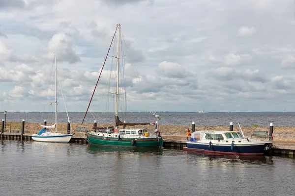 Гавань історичного голландського село Urk з сучасних вітрильних яхт — стокове фото