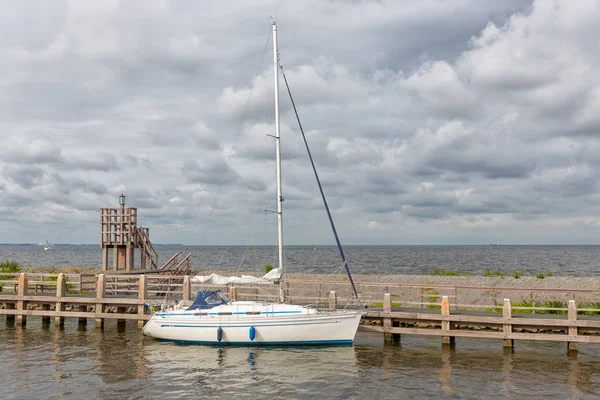 Hafen historisches holländisches Dorf urk mit moderner Segelyacht — Stockfoto