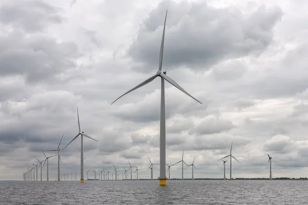 Offshore větrné farmy poblíž nizozemské pobřeží s oblohou — Stock fotografie