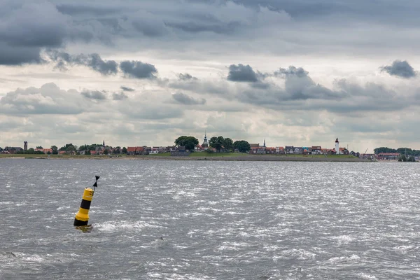 Skyline zabytkowej holenderskiej wioski rybackiej Urk pokryte pochmurnego nieba — Zdjęcie stockowe