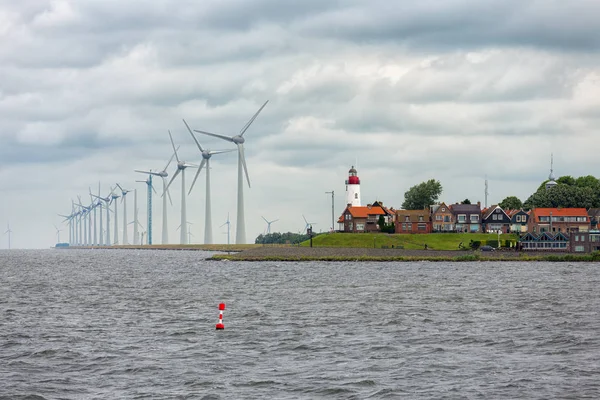 Pueblo de paisaje marino Urk con turbinas eólicas elevándose por encima de las casas —  Fotos de Stock