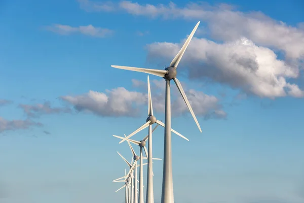 Fila di turbine eoliche e cielo blu — Foto Stock