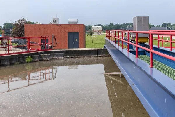 Agua sucia en el tanque de sedimentación de la depuradora de aguas residuales —  Fotos de Stock