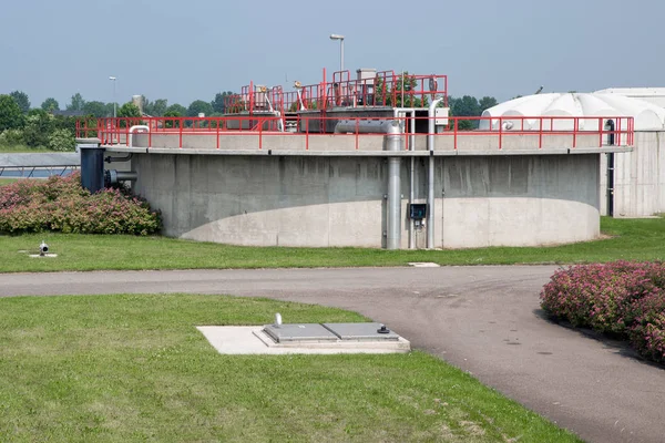 Vista en bassin de hormigón de la planta de tratamiento de aguas residuales holandesa —  Fotos de Stock
