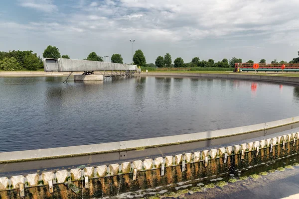 Afvalwater in secundaire bezinking tank van rioolwaterzuiveringsinstallatie — Stockfoto