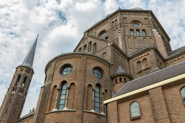 Fasada holenderskiego Kościoła z windows i wieże — Zdjęcie stockowe