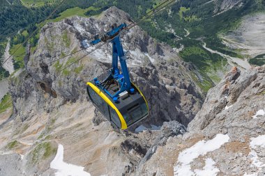 Teleferik appoaching Dachstein buzul Avusturya Alplerinde dağlarda olduğunu
