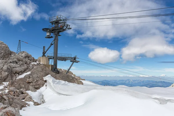Montaña austriaca de Dachstein con glaciar y pista de esquí —  Fotos de Stock