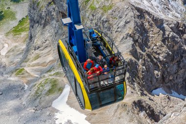 Teleferik Avusturyalı Dachstein buzul dağ stattion yaklaşıyor