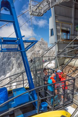 Teleferik Avusturyalı Dachstein buzul dağ stattion yaklaşıyor
