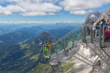 Avusturya Dachstein dağ yürüyüşçüler görünümü platforma fotoğraf çekmek ile