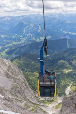 Teleferik Avusturyalı Dachstein buzul dağ terminale yaklaşılıyor