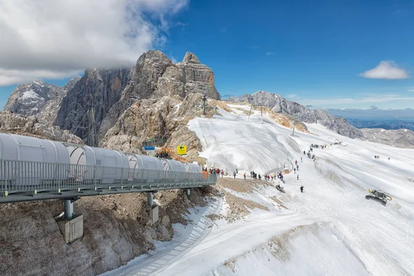 Люди спускалися на сходах до поверхні Дахштайн льодовик — стокове фото
