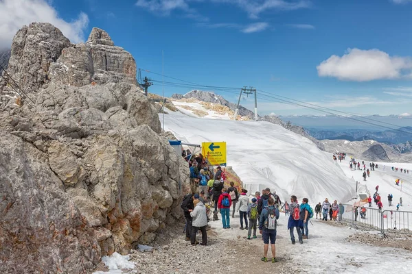 Dachstein-Gletscher mit Menschen auf Hängebrücke zwischen zwei Bergen — Stockfoto