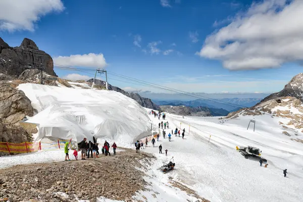 Dachstein in Österreich: Wanderer erkunden den Gletscher — Stockfoto