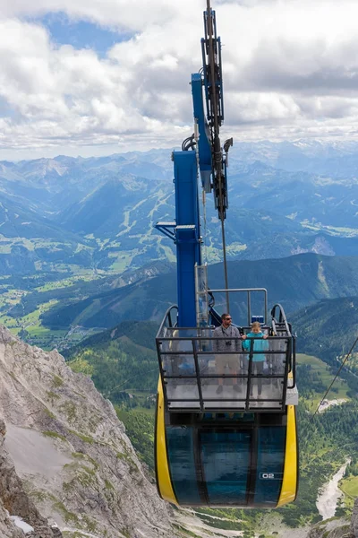 Teleférico se aproximando da estação de montanha austríaca Geleira Dachstein — Fotografia de Stock