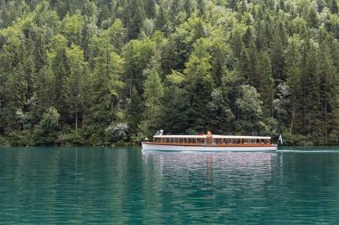 Göl Konigssee Almanya'da Berchtesgaden yakınlarında gemide denize indirmek