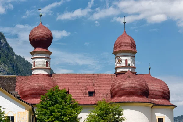 Konigssee con techo Iglesia de San Bartolomé y cielo azul claro — Foto de Stock