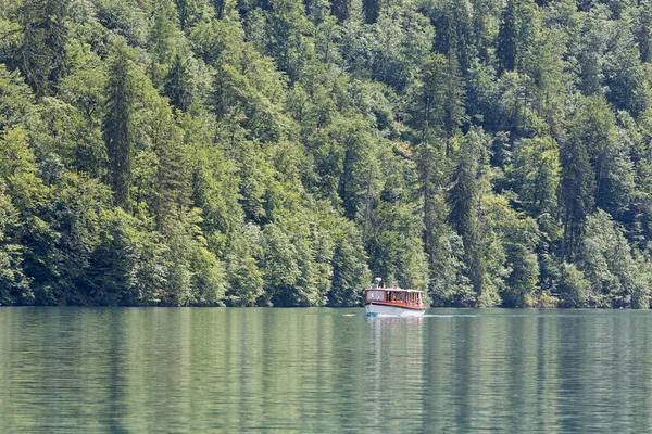 Göl Konigssee Almanya'da Berchtesgaden yakınlarında gemide denize indirmek