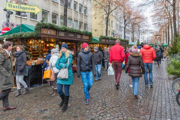 전통적인 크리스마스 시장에서 쇼핑 하는 사람들이 센터 쾰른 — 스톡 사진