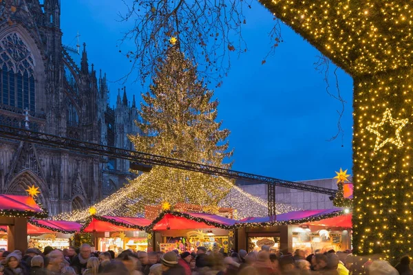 Shopping Gente Mercatino di Natale in piazza vicino a Kolner Dom — Foto Stock