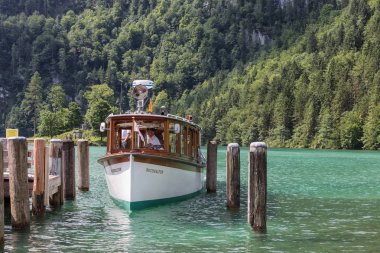 Turistler gölü Konigssee ahşap iskele için demirleme başlatmak