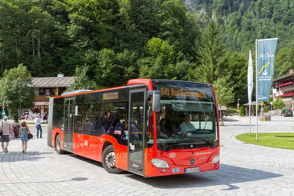 Treinador com passageiros saindo de parada de ônibus em Berchtesgaden perto do Konigssee — Fotografia de Stock