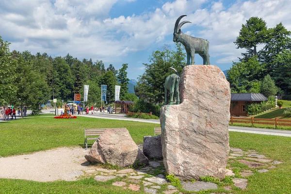 Estatua de gamuza en el complejo turístico Schonau am Koningssee, Berchtesgaden, Alemania — Foto de Stock