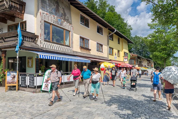 Mensen in de straat Schonau winkelen ben Konigssee in de buurt van Berchtesgaden, Duitsland — Stockfoto