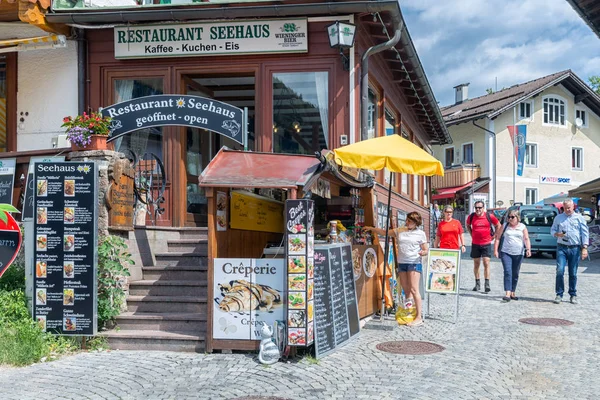 Mensen in de straat Schonau winkelen ben Konigssee in de buurt van Berchtesgaden, Duitsland — Stockfoto