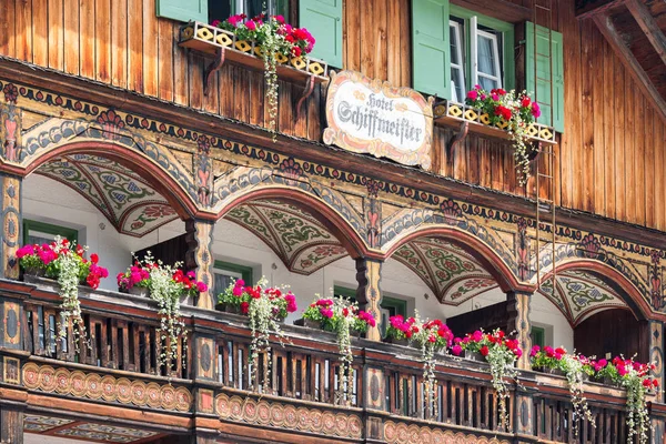 Otel geleneksel ahşap cephe ve balkon Schonau, Almanya — Stok fotoğraf
