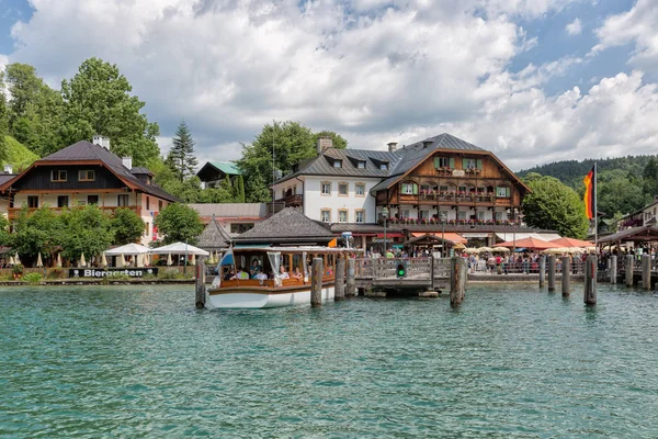 Turistler gölü Konigssee ahşap iskele için demirleme başlatmak