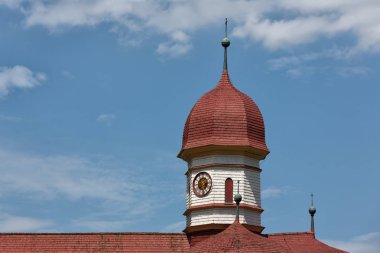 Konigssee çatı Aziz Bartholomews Kilisesi ve açık mavi gökyüzü