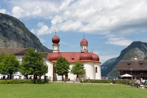 Людей, які відвідують церкву Святого Bartholomews в Konigssee в Німеччині — стокове фото