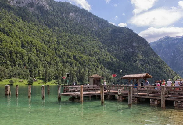 People on pier waiting for launch ship at Konigssee — Stock Photo, Image