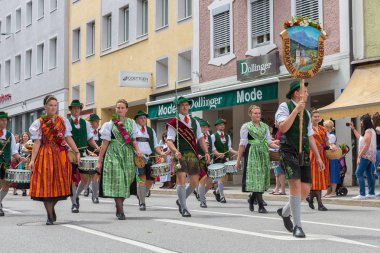 Festival geçit tantana ve insanların traditonal kostümleri