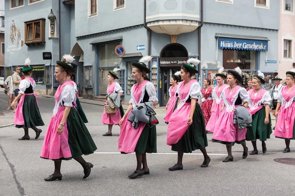 Festival com desfile de fanfarra e pessoas em trajes tradicionais — Fotografia de Stock