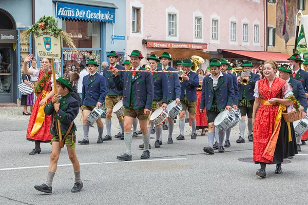 Festival com desfile de fanfarra e pessoas em trajes tradicionais — Fotografia de Stock